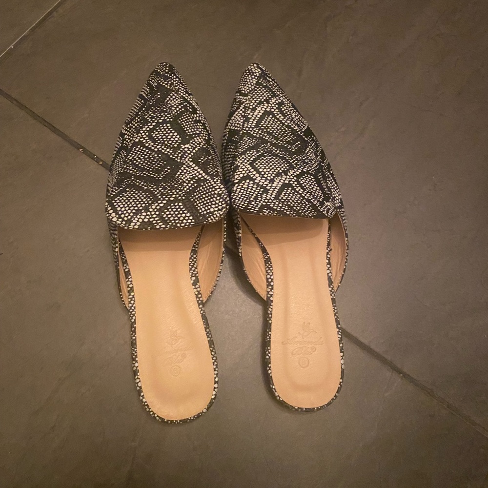 Women shoes size 8 black and white